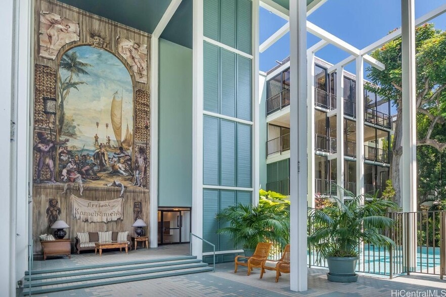 Building Photo - 4999 Kahala Ave