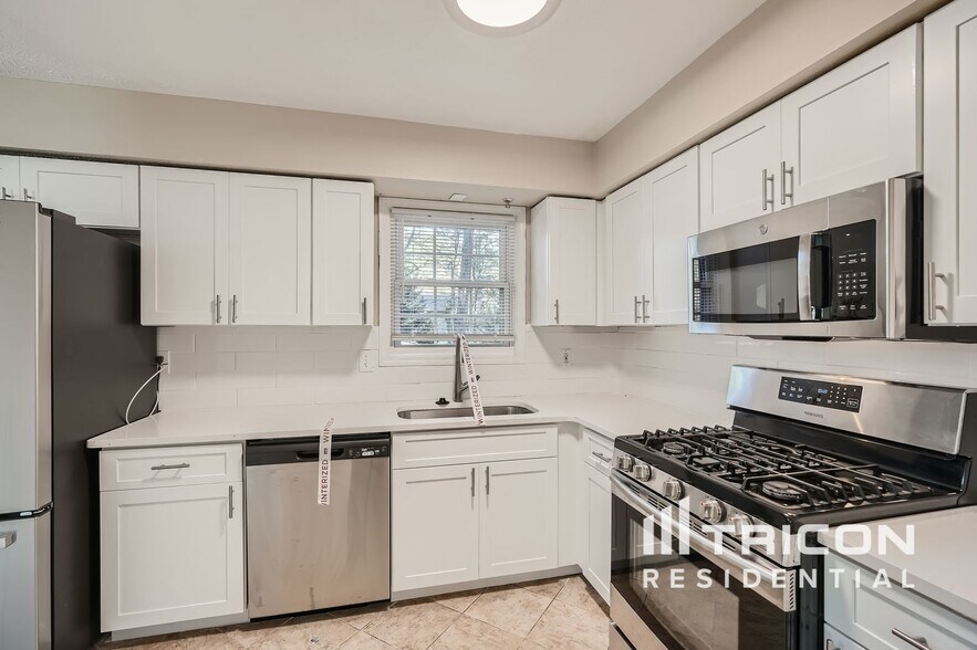 Building Photo - 155 Rock Garden Terrace N W