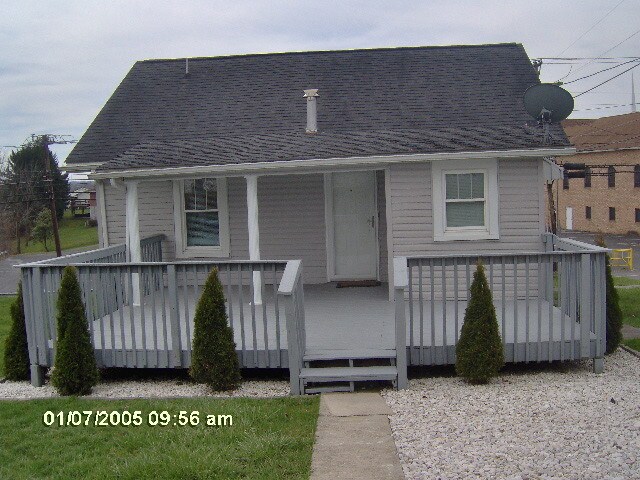 MAIN ENTRANCE - 100 Poplar St