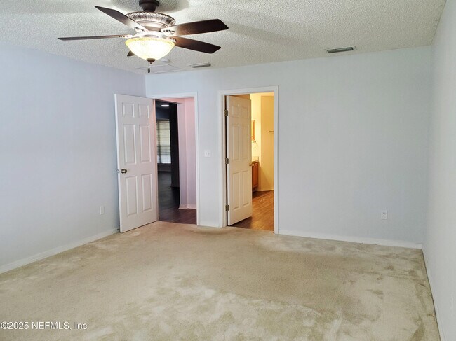 Building Photo - 2149 Pine Tree Ln
