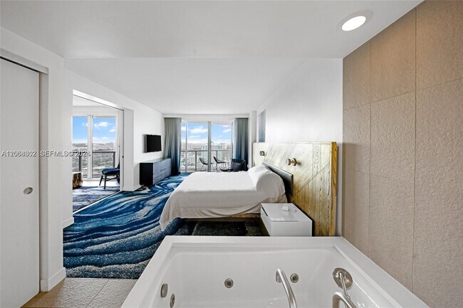 Building Photo - 3101 Bayshore Dr