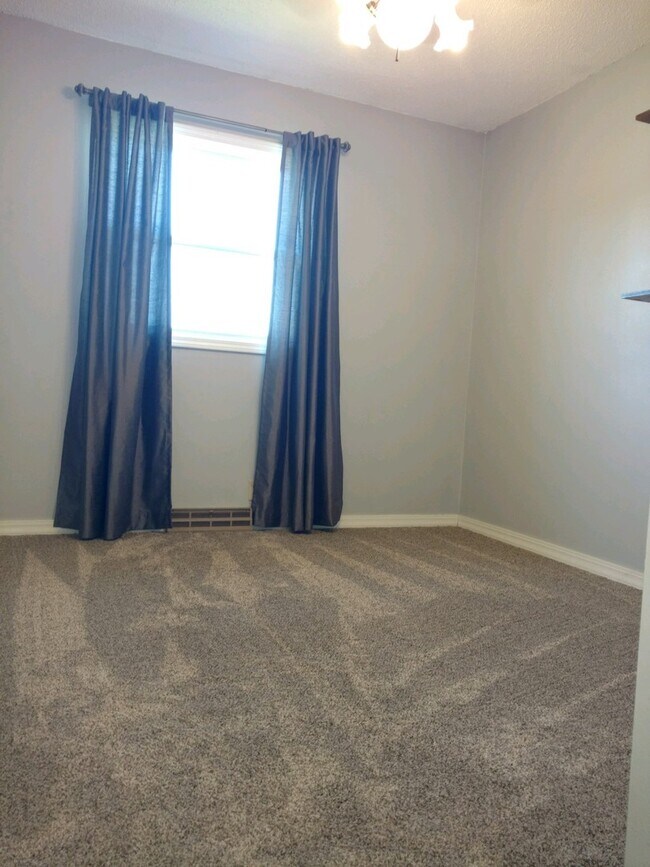 Building Photo - Charming 4 Bed / 1 Bath Ranch – Now Available!