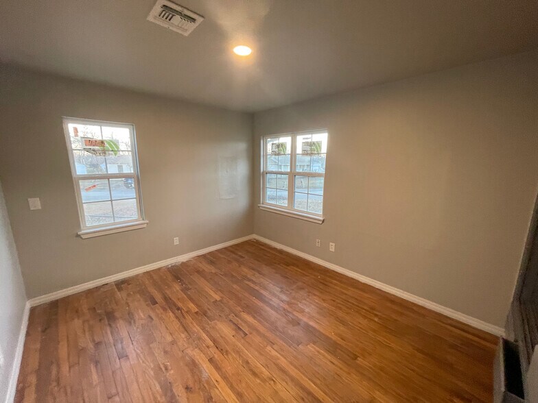 Building Photo - 4006 Dogwood Dr
