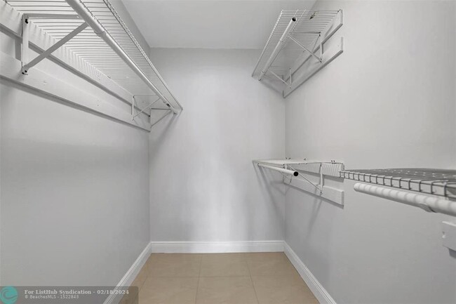 Building Photo - 4156 Inverrary Dr