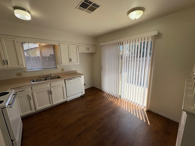 Building Photo - 3708
