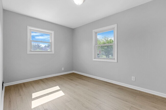 Building Photo - 307 S Wheatland Ave