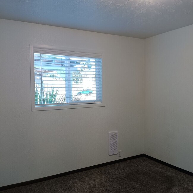 Building Photo - Great Home & Office is Ready for you in Jefferson!
