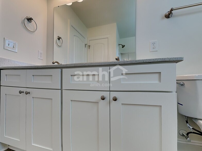 Building Photo - 806 Willow Tower Ct