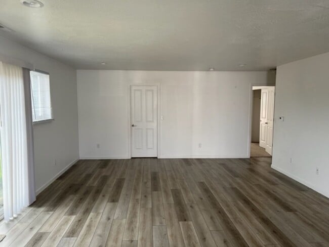 Building Photo - 3 BEDROOMS SINGLE LEVEL HOME
