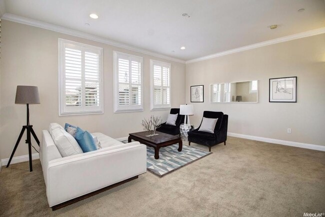 Building Photo - Absolutely Stunning Home in Fabulous Pavilions Place Community