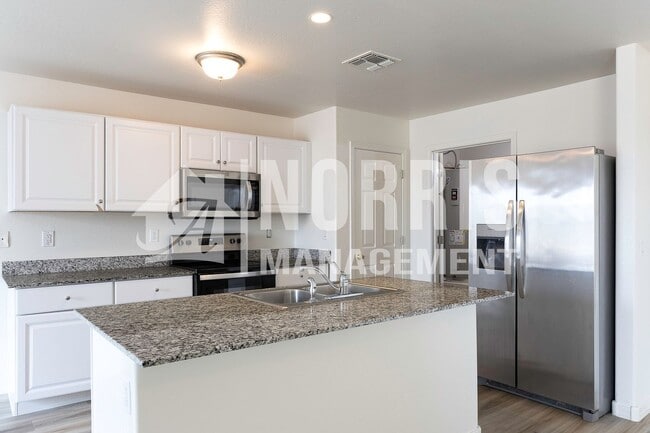 Building Photo - Beautiful Home, Perfect Location and Price