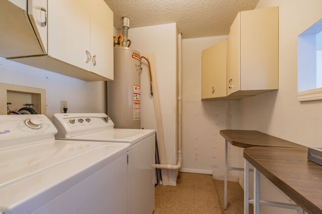 Building Photo - 3 Bedroom 2 Bath Home