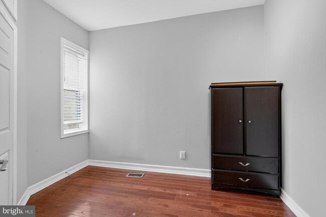 Building Photo - 2319 E Somerset St