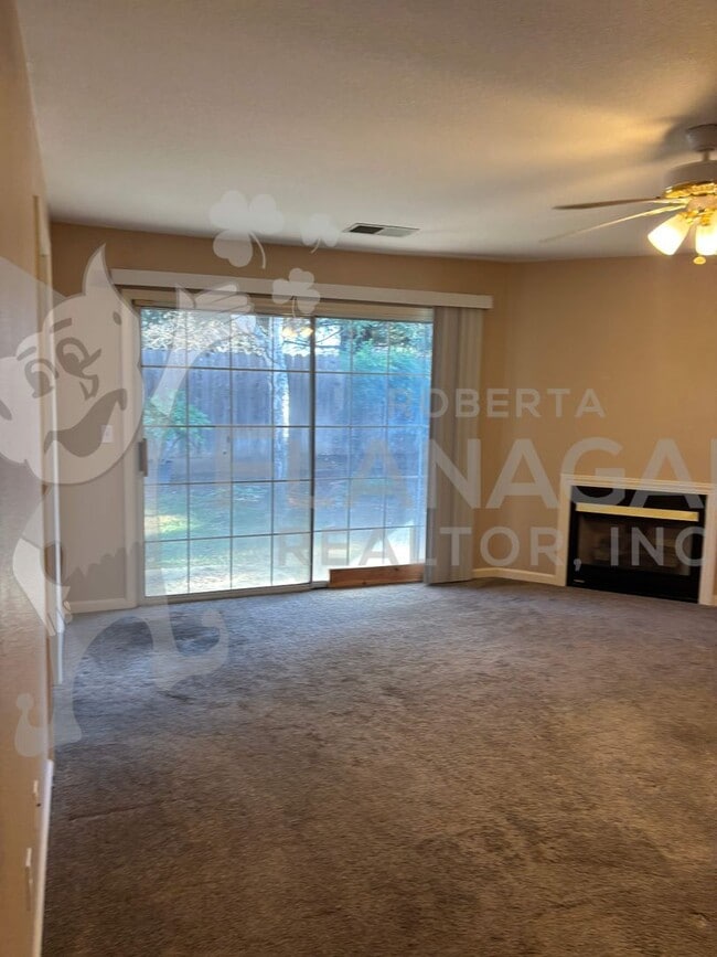 Building Photo - Large 4 Bedroom/ 2  Bathroom home