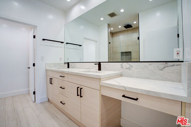 Building Photo - 423 N Palm Dr