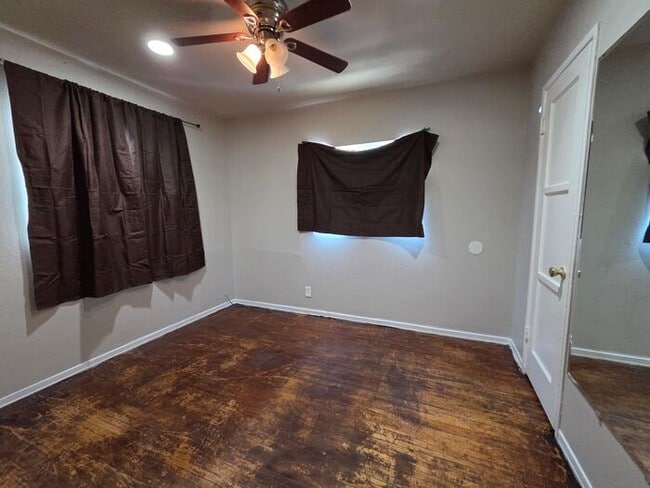 Building Photo - New Listing!
