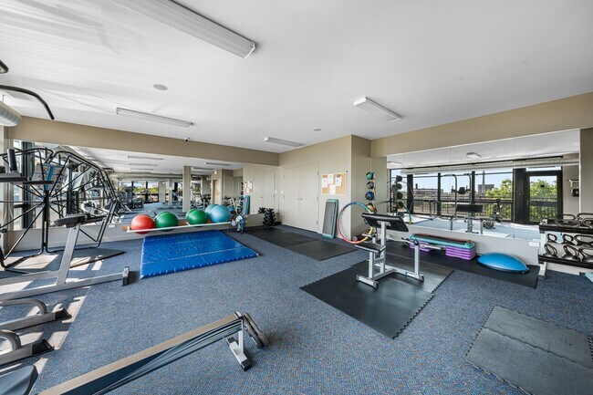 Building Photo - 1001 W 15th St