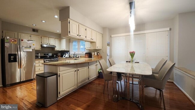 Building Photo - 6453 Springhouse Cir