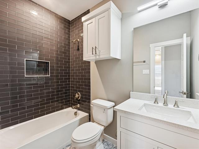 Building Photo - 914 St George Pl