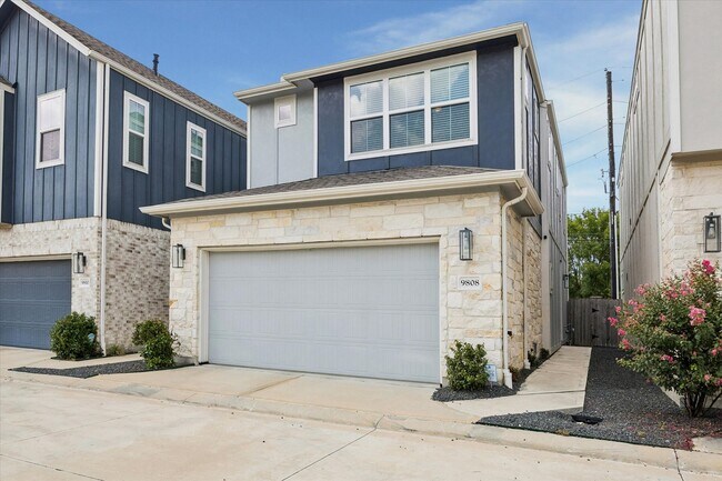 Building Photo - 9808 Rugged Oaks Dr