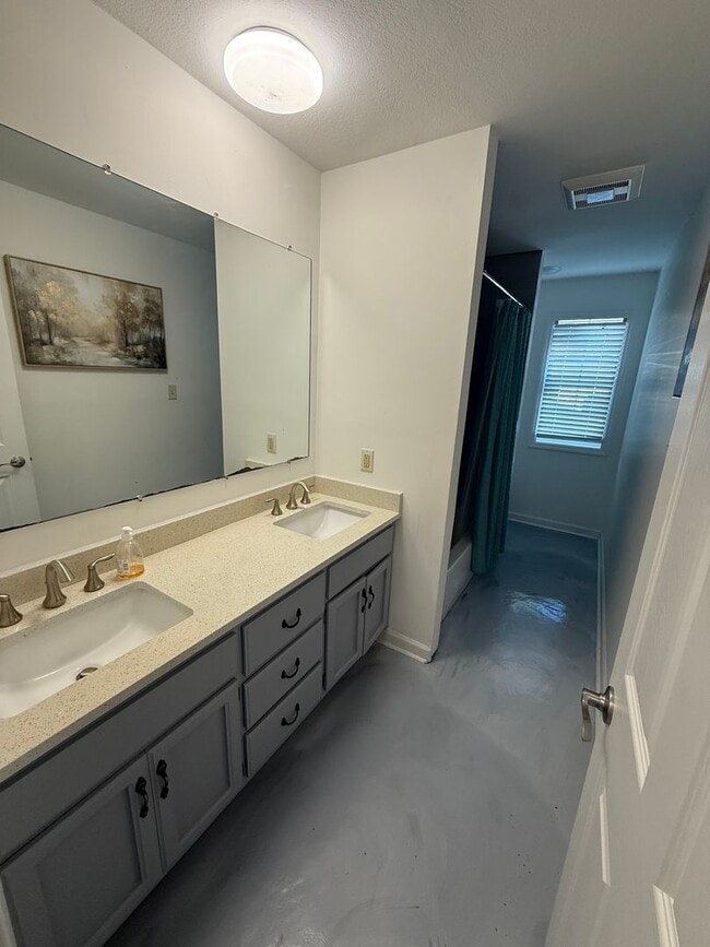 Building Photo - HUGE UPGRADED 3/2 ON 5 ACRE LOT!