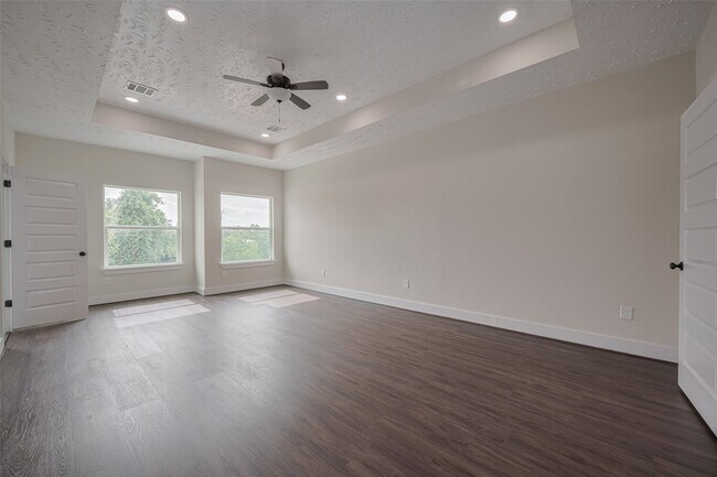 Building Photo - 2206 Hoskins Dr