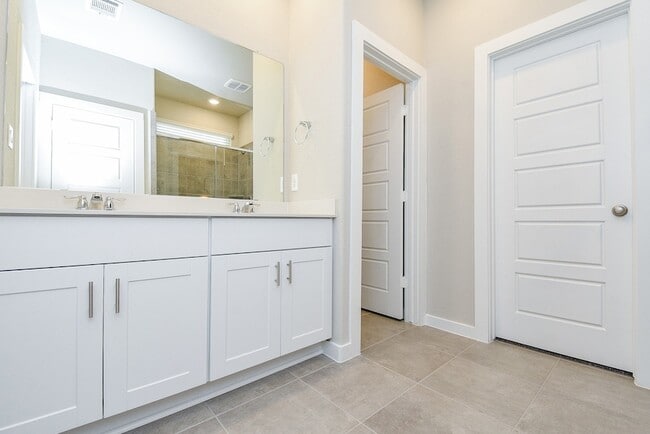 Building Photo - 2022 W Darlington Oak Ct