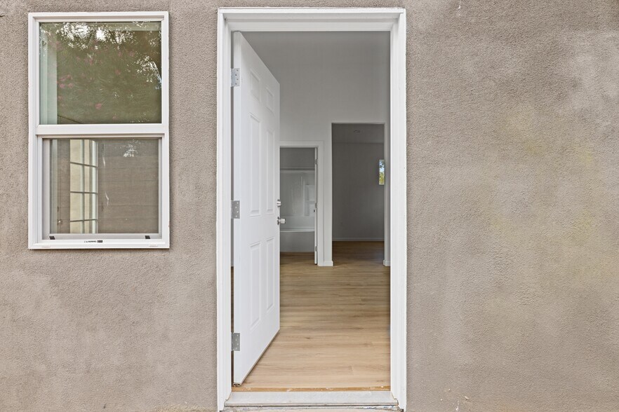 Private Entrance steps away from parking - 214 Kimble St