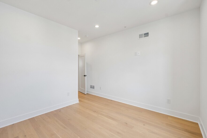 Building Photo - 1518 N Darien St