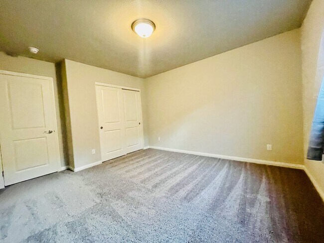 Building Photo - Newer 5 Bd, 3 Bth, Bonus Room, Open Floor ...