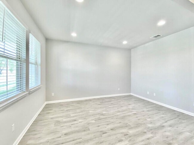 Building Photo - 2420 Pecan Island Dr
