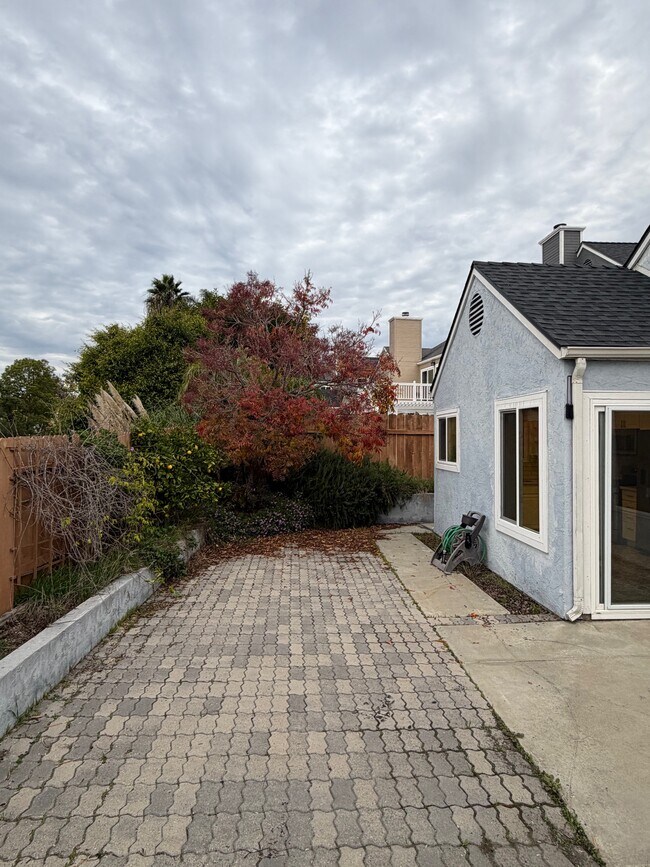 Building Photo - 1845 Blackhawk Ave