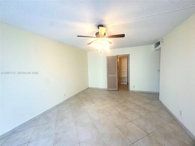 Building Photo - 2049 S Ocean Dr