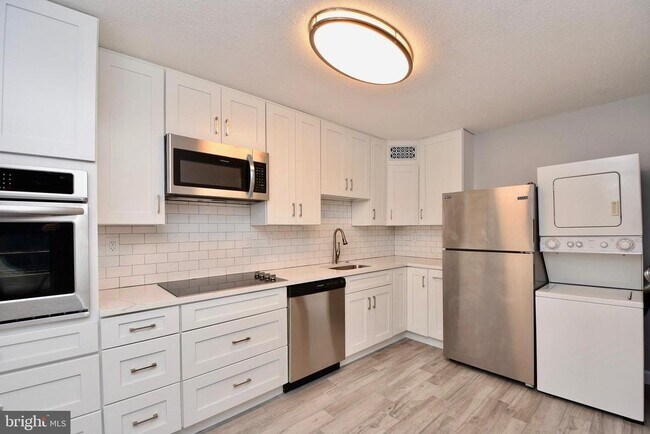 Building Photo - 307 Yoakum Pkwy