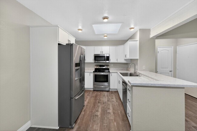 Building Photo - HUNTINGTON BEACH HOME - 1.5 Miles from the Beach