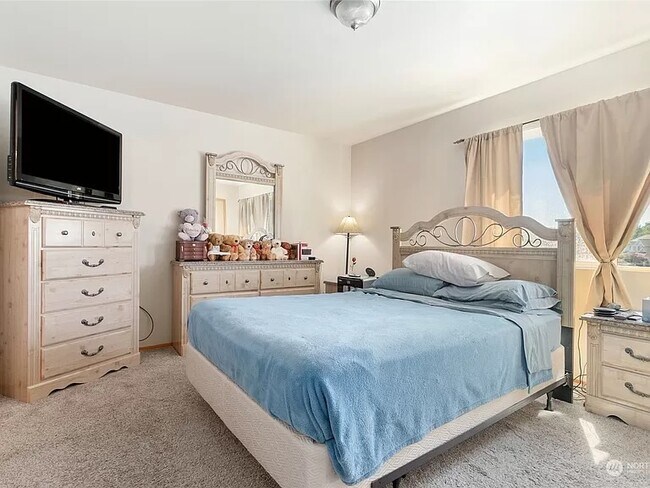 Building Photo - 2296 James Cir