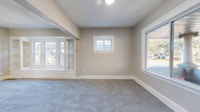 Building Photo - 3915 Hyde Ave