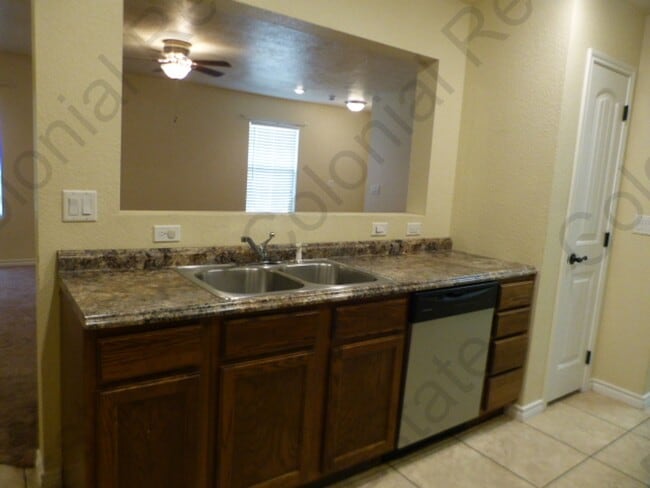 Building Photo - Spacious and updated 3 Bedroom 2 bathroom ...