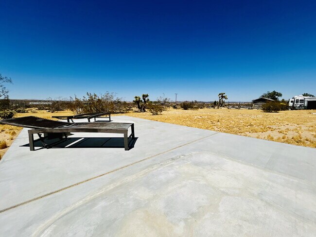 Building Photo - Gorgeous 3 bd, 2.5 ba on 1 acre