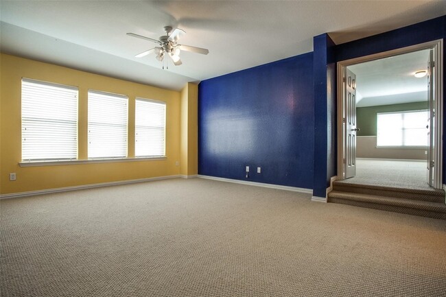 Building Photo - 1420 Canary Dr