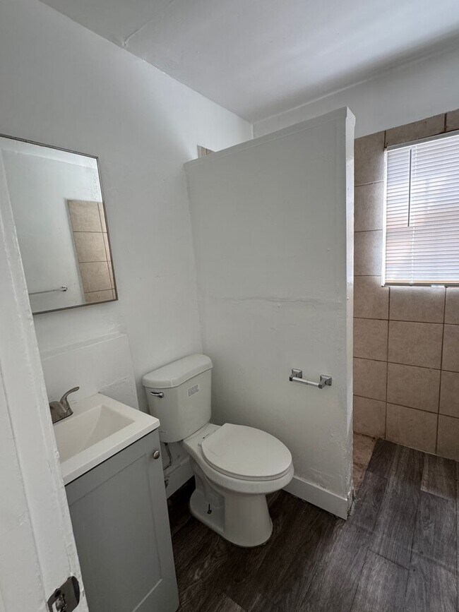 Building Photo - 834-846 N Davidson Ave