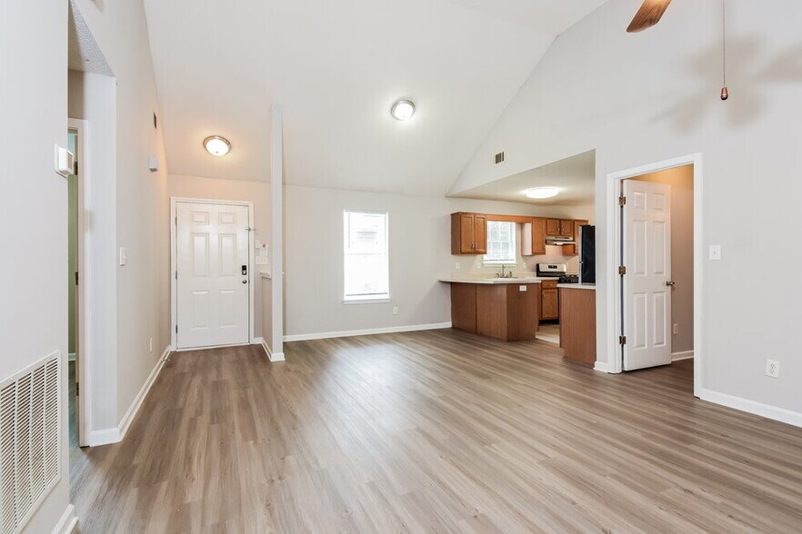 Building Photo - 1560 Wembley Dr