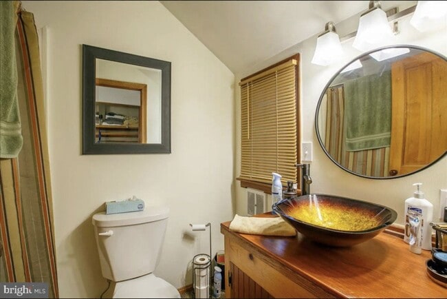 Building Photo - Nice 2 Bedroom 2 Bath Townhouse