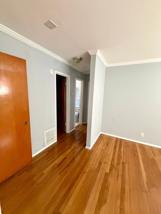 Building Photo - 1 BEDROOM 1 BATHROOM UNIT IN VIRGINIA HIGHLANDS!!!