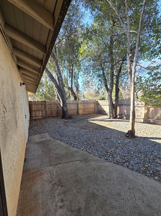 Building Photo - Must see! Conveniently located 3 bedroom with pets considered