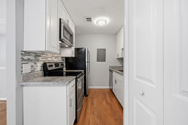 Building Photo - Stylish Two-Level Condo in Gables of Tuckerman Near Pike & Rose!