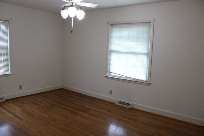 Building Photo - 1705 Hillcrest Dr W