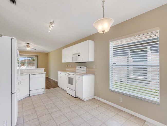 Building Photo - 962 E 13th Square