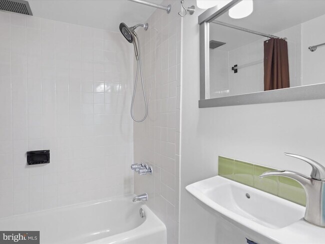 Building Photo - 1813 Bay St SE