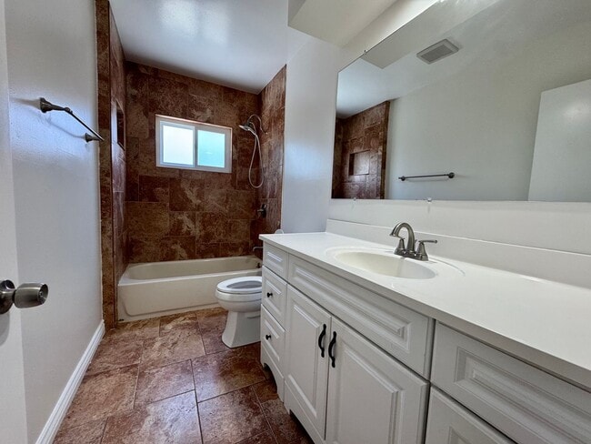 Building Photo - Charming Morningside Park Home Ready to Mo...
